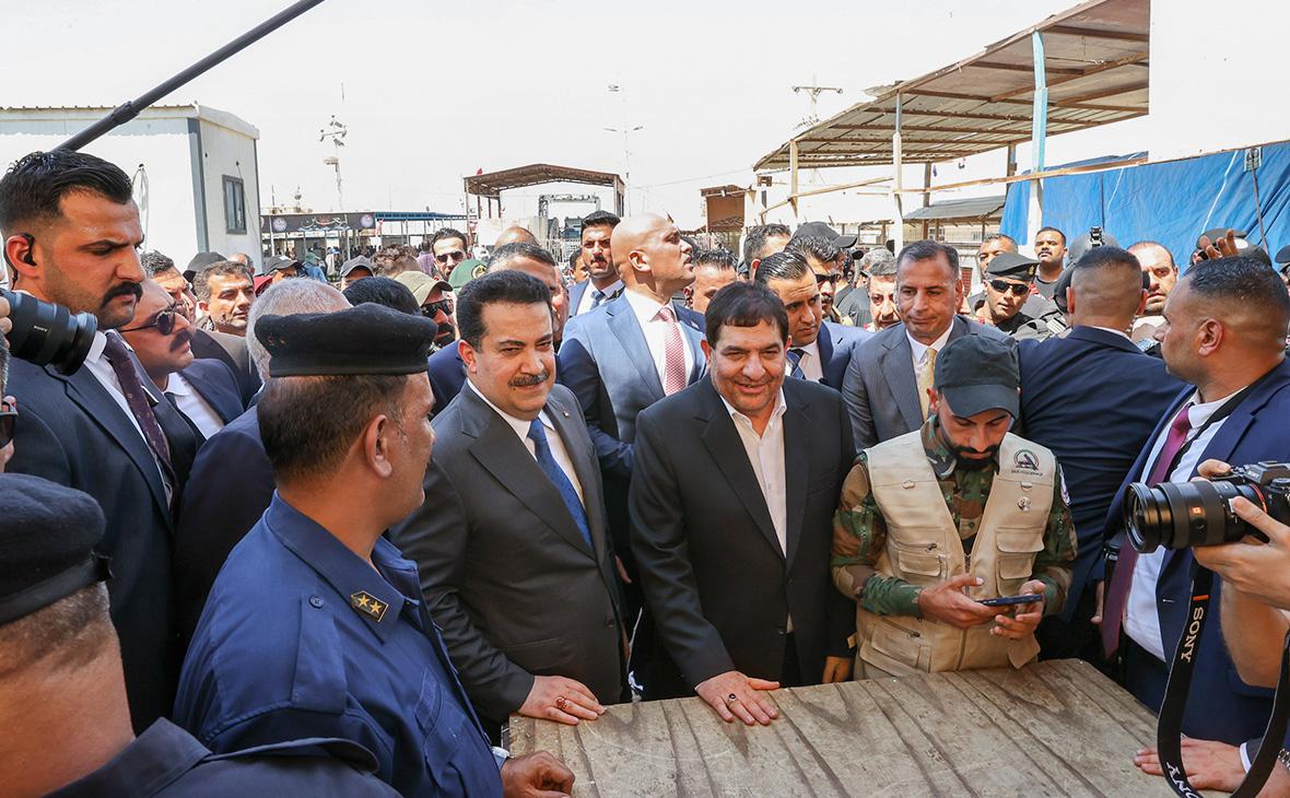 Премьер-министр Ирака Мухаммед ас-Судани и первый вице-президент Ирана Мохаммад Мохбер на церемонии закладки фундамента железнодорожного сообщения на пограничном переходе в городе Шаламче