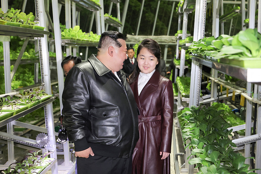 Ким Чжу Э с Ким Чен Ыном, март 2024 года