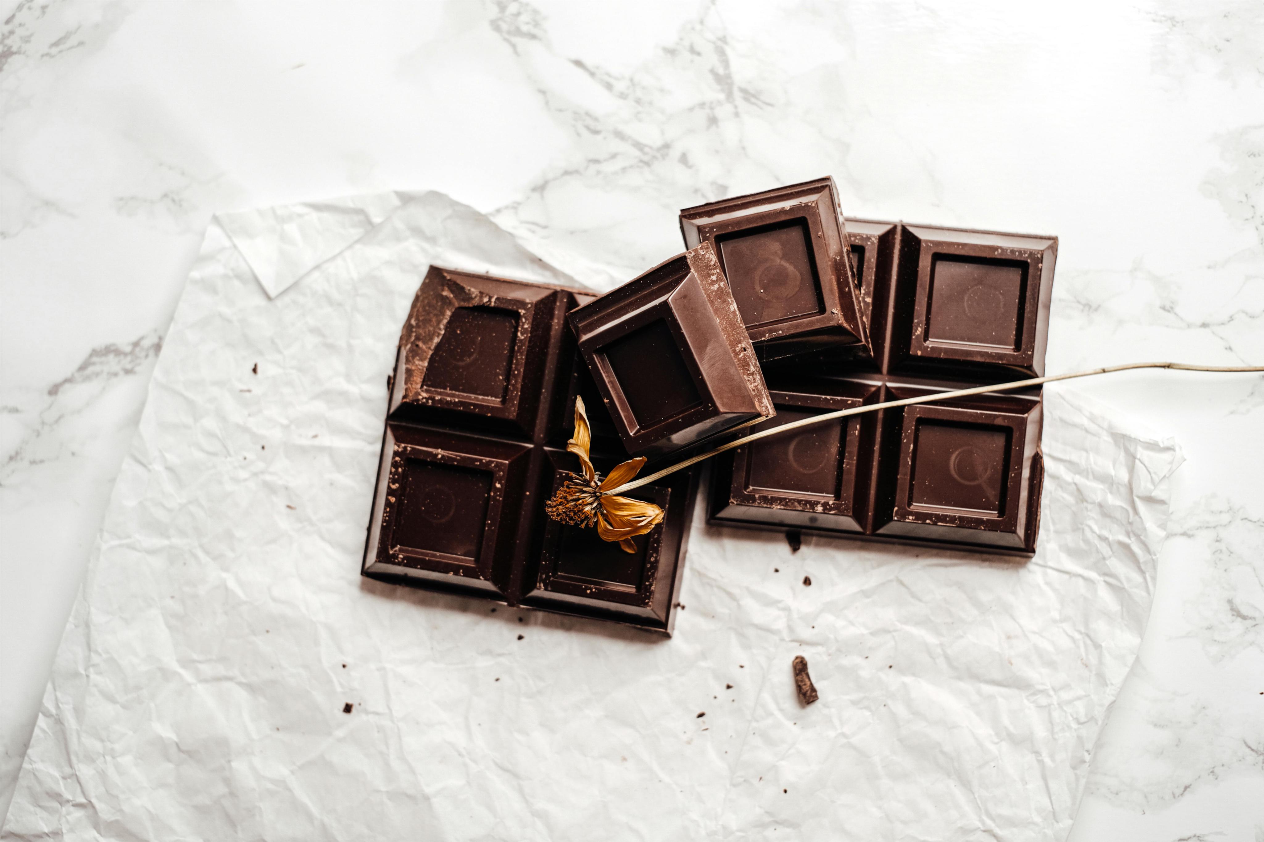 При снижении веса стоит заменить обычный горький шоколад на шоколад без добавления сахара