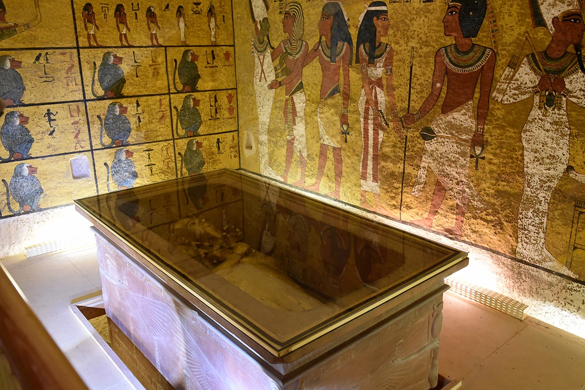 <p>Вид внутри погребальной камеры Тутанхамона</p>