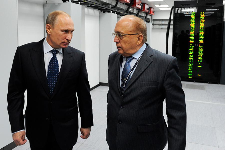 Владимир Путин (слева) и Виктор Садовничий во время осмотра нового суперкомпьютерного центра Московского университета, Москва, 2014 год