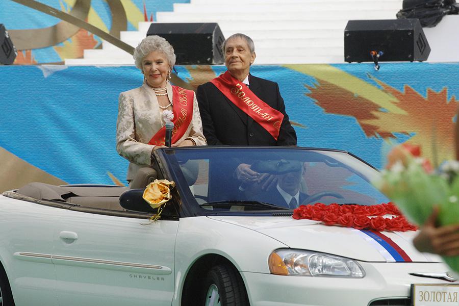 Вера Васильева с мужем Владимиром Ушаковым во время театрализованного представления &laquo;Дорогая моя столица&raquo; на церемонии открытия Дня города на Тверской площади в Москве, 2006 год