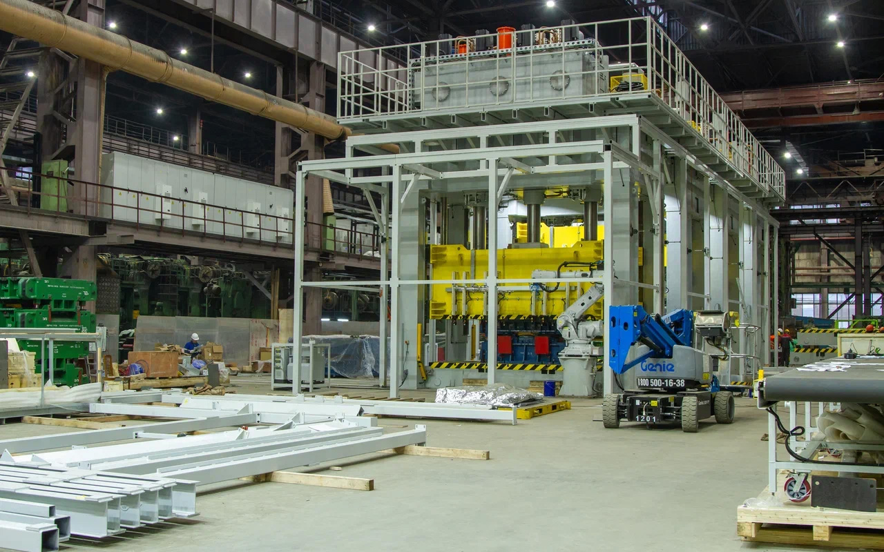 Пресс-линия китайская. Цена комплекса более трех миллиардов рублей. Обслуживающий персонал цеха значительно сократится