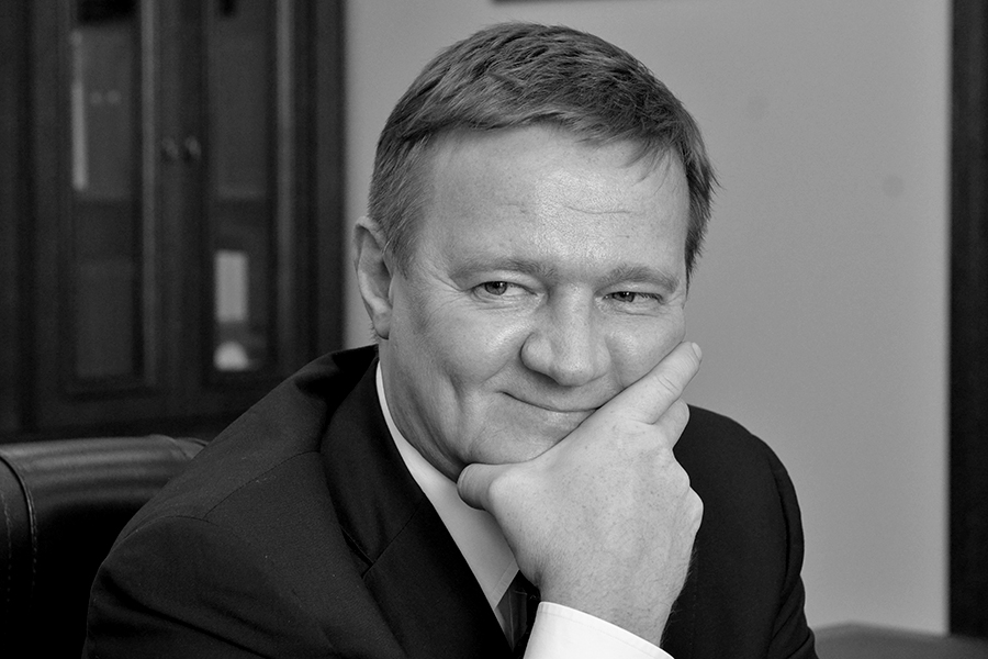 Старовойт родился в 1972 году в Курске. В 1995 году окончил Балтийский государственный технический университет, после чего занимал должность исполнительного директора в &laquo;Региональном инвестиционном агентстве&raquo;. В 1995&ndash;2001 годах был гендиректором компании по управлению активами негосударственного пенсионного фонда &laquo;Промышленный&raquo;. С 2002 по 2005 год возглавлял компанию &laquo;Стройинвест&raquo;.

Политическую карьеру начал в правительстве Санкт-Петербурга, где сначала также занимался инвестициями. В 2010 году Старовойт перешел на должность замдиректора департамента промышленности и инфраструктуры правительства России, а два года спустя стал руководителем Федерального дорожного агентства (Росавтодор). Эту должность он занимал до октября 2018 года, когда на десять дней был назначен замминистра транспорта.

11 октября 2018 года Старовойт стал&nbsp;врио губернатора Курской области и остался на посту после успешных выборов. Возглавлял регион около пяти с половиной лет. В мае 2024 года Старовойт вступил в должность министра транспорта. За время его работы министром произошло крушение двух танкеров и разлив мазута в Черном море, а из-за атак дронов в аэропортах участились задержки и отмены рейсов. А в апреле 2025 года бывшему первому заместителю Старовойта и экс-губернатору Курской области Алексею Смирнову предъявили обвинения в мошенничестве при строительстве фортификационных сооружений. Тогда сообщалось, что в отношении Старовойта подозрений нет.

7 июля стало известно, что Старовойт освобожден от должности министра транспорта, а днем его тело с огнестрельным ранением обнаружили вблизи личного автомобиля. Основная версия&nbsp;&mdash; самоубийство.

Читать больше