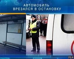 В Москве автомобиль врезался в остановку: есть раненые