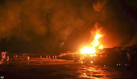 Боевики в Пакистане взорвали 16 бензовозов НАТО