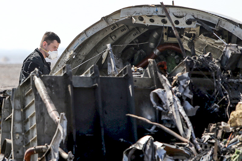 13 сентября 2016 года. Эксперты в&nbsp;Египте установили место, где&nbsp;была заложена бомба, которая привела к&nbsp;катастрофе самолета A321 в&nbsp;небе над&nbsp;Синаем: ее заложили в&nbsp;отсек негабаритного багажа в&nbsp;хвостовой части самолета. Также выяснилось, что&nbsp;для&nbsp;закладки бомбы террористы привлекли сотрудника сервисной службы аэропорта: пакет с&nbsp;взрывчаткой был занесен в&nbsp;отсек первым, после&nbsp;чего его заложили детскими колясками и&nbsp;мебелью, надежно скрыв от&nbsp;посторонних глаз.