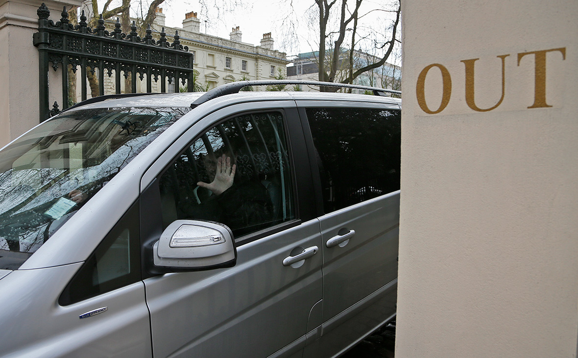 Российские дипломаты покидают посольство в Лондоне. 20 марта 2018 года