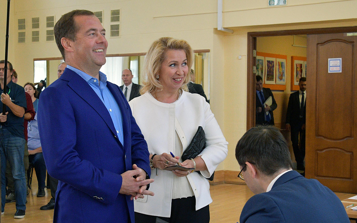 Медведев с супругой проголосовали на выборах депутатов в Мосгордуму