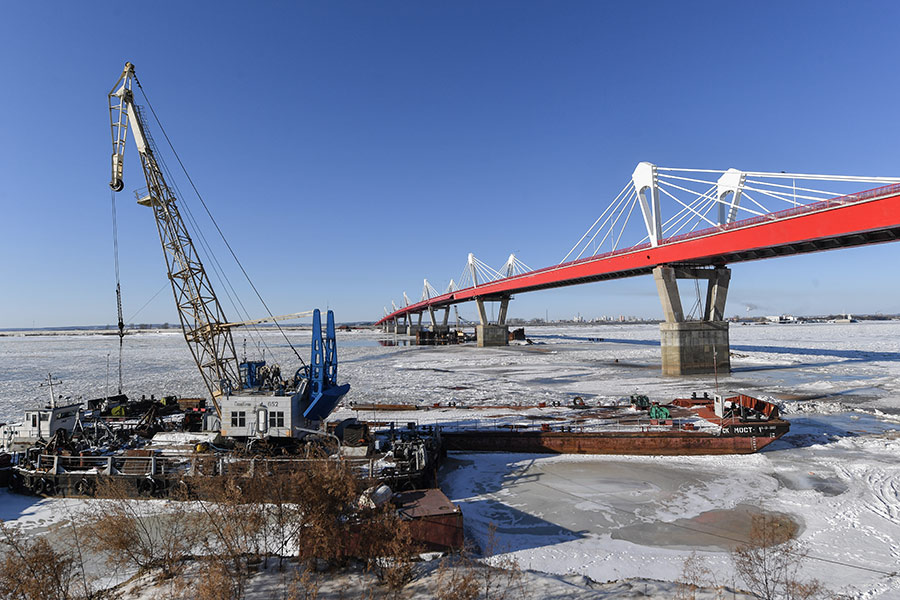 Строительство моста, который должен был связать российский Благовещенск с китайским Хэйхэ, через реку Амур началось в 2016 году