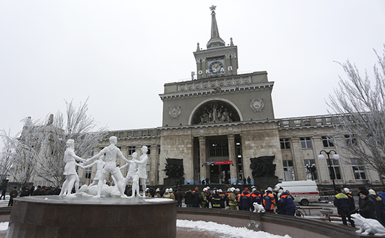 Сотрудники оперативных служб и правоохранительных органов у здания железнодорожного вокзала в Волгограде, где произошел теракт, 29 декабря 2013 года.