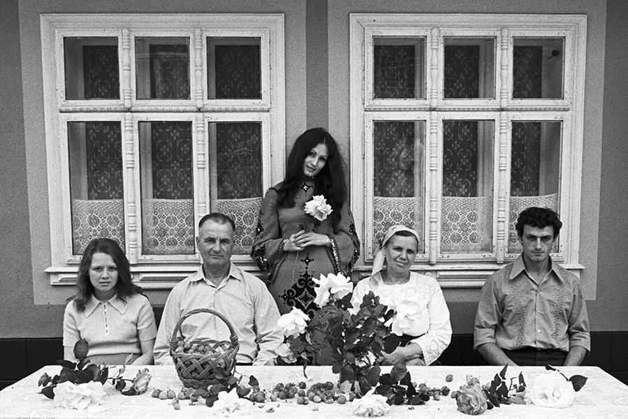 Певица София Ротару (стоит) в кругу семьи, 1979 год