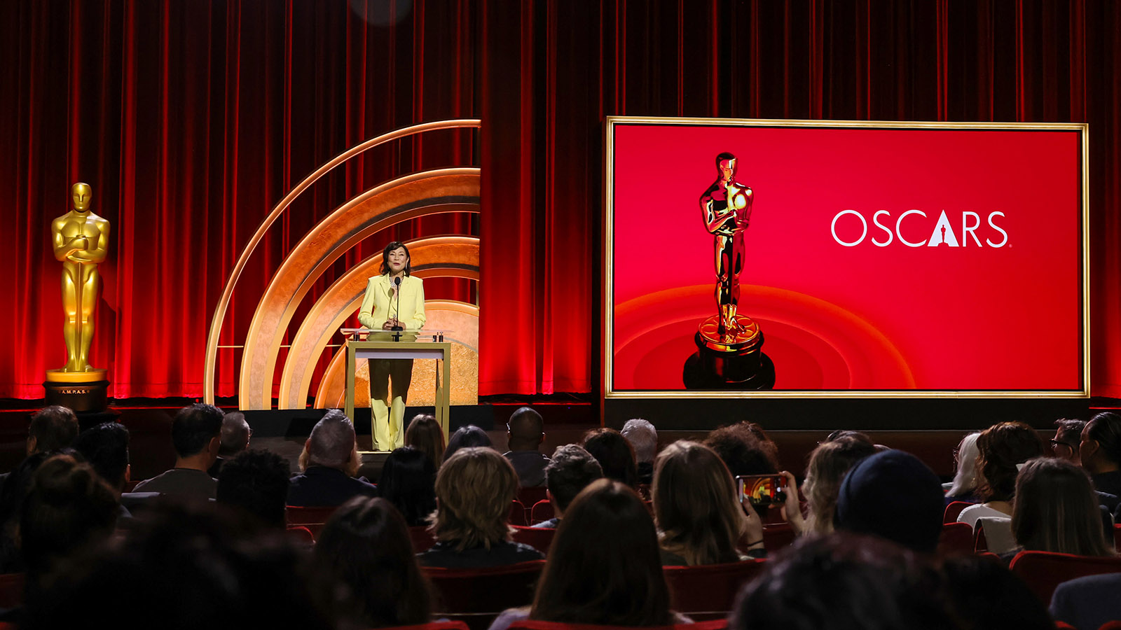 Оскар фото. 92 церемония оскар. Премия оскар за лучший адаптированный сценарий. Тайка вайтити на премии оскар. Камбербэтч на оскаре 2022.