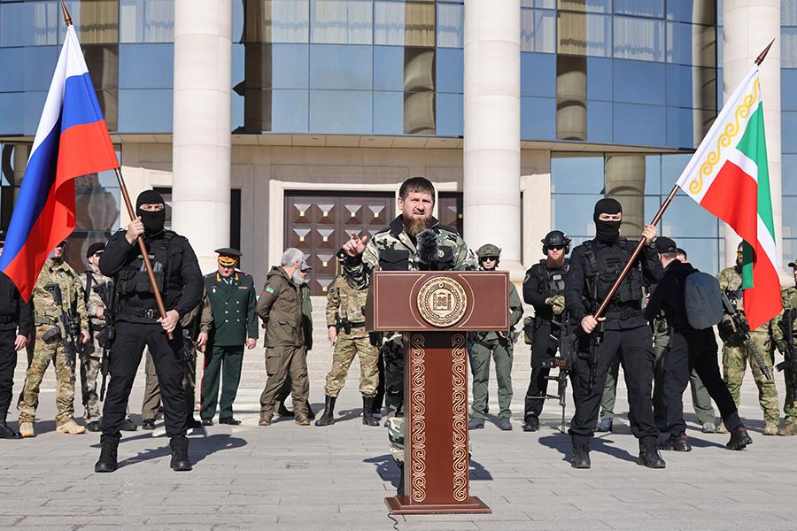 Рамзан Кадыров (в центре) во время смотра сил чеченских военных подразделений и спецтехники, 2022 год