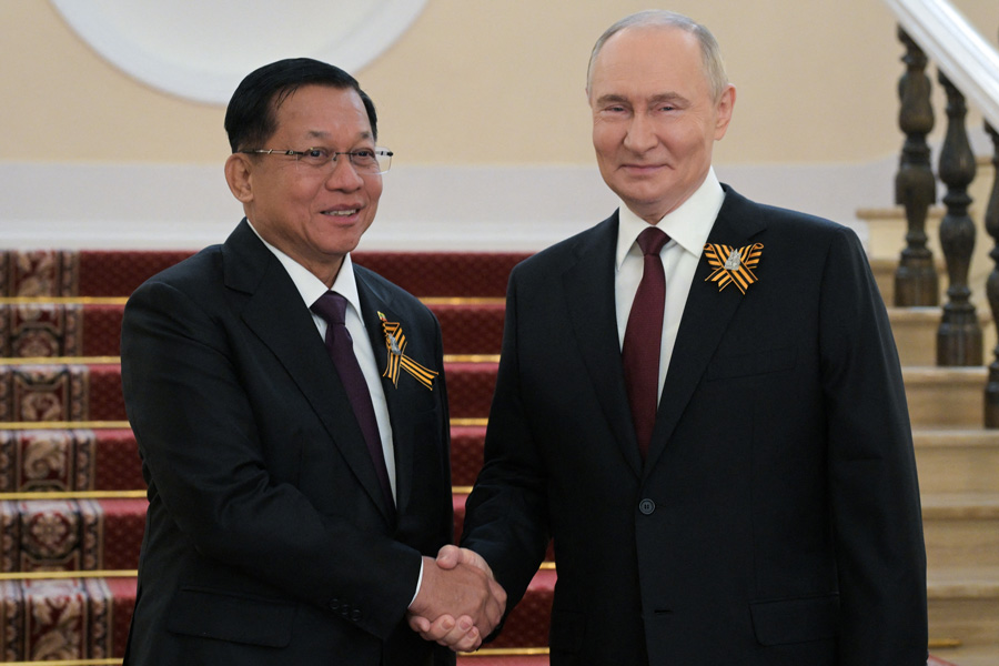 Der Vorsitzende des Staatsverwaltungsrats und Premierminister von Myanmar, General Min Aung Hlaing, nahm ebenfalls an der Parade teil. Seine Teilnahme wurde wenige Tage vor den Ereignissen, am 5. Mai, bekannt.