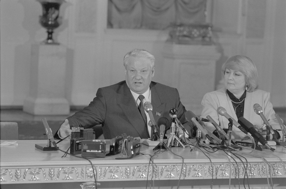 Борис Ельцин в 1992 году отменил государственное регулирование цен: 90% розничных и 80% оптовых цен больше не регулировались государством