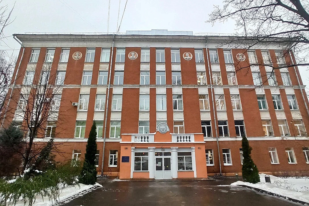 Корпус средней школы № 1535 в Москве (Малый Саввинский пер., 8) в наши дни