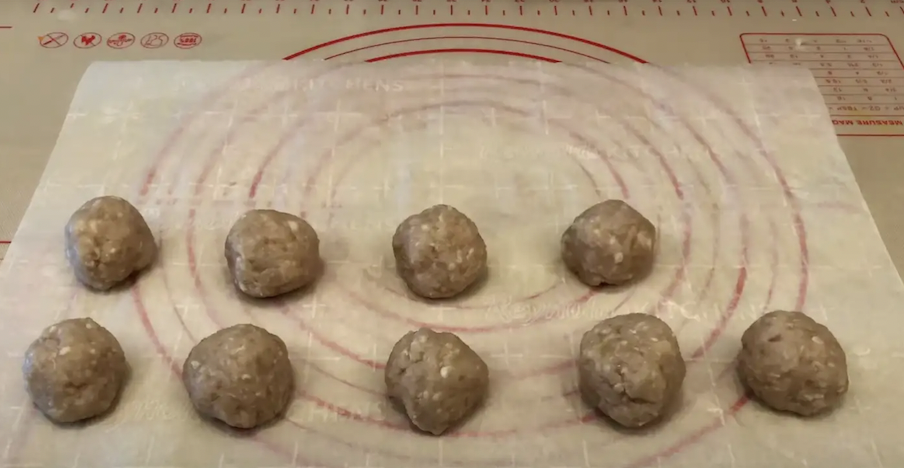 Сформируйте небольшие фрикадельки