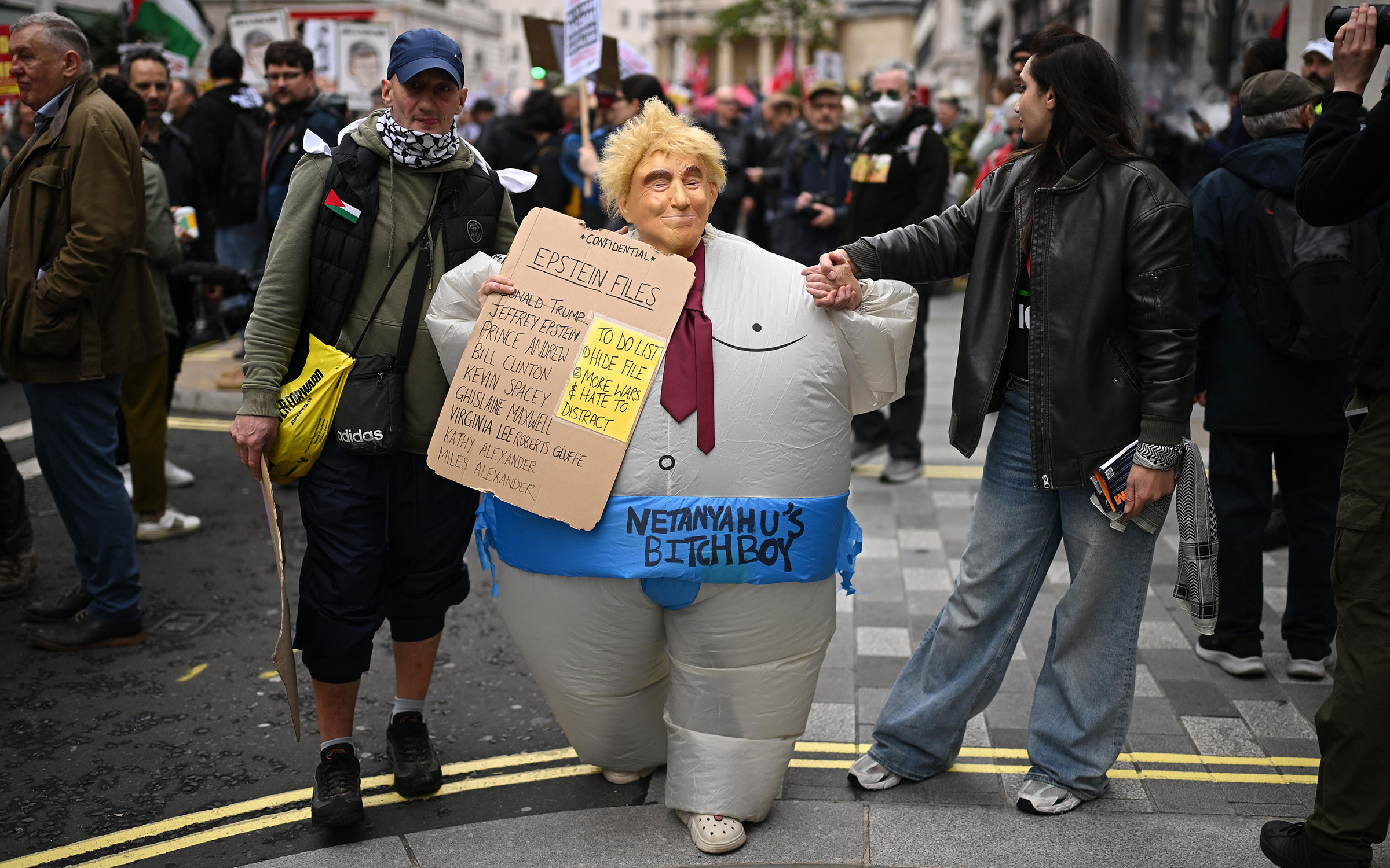 Недовольство англичан подпитывается недавним скандалом с послом королевства в Вашингтоне Питером Мандельсоном, которого уволили за связи&nbsp;с попавшим за решетку&nbsp;бывшим приближенным Трампа. Ситуация стала еще одной причиной для недовольства избирателей премьером Киром Стармером.