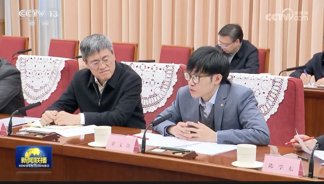 Лян Вэньфэн выступает на симпозиуме, организованном премьером КНР Ли Цяном в Пекине