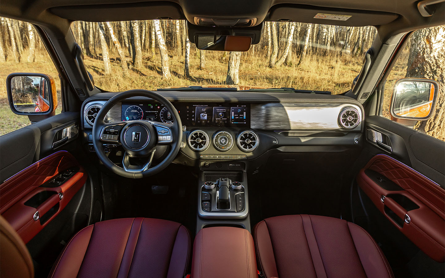 Обилие физических кнопок&nbsp;&mdash; несомненный плюс модели Tank 300. С обновлением беспроводная зарядка для смартфона появилась во всех комплектациях