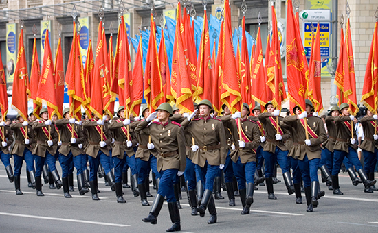 Участники военного парада в Киеве, посвященного 65-й годовщине победы в Великой Отечественной войне