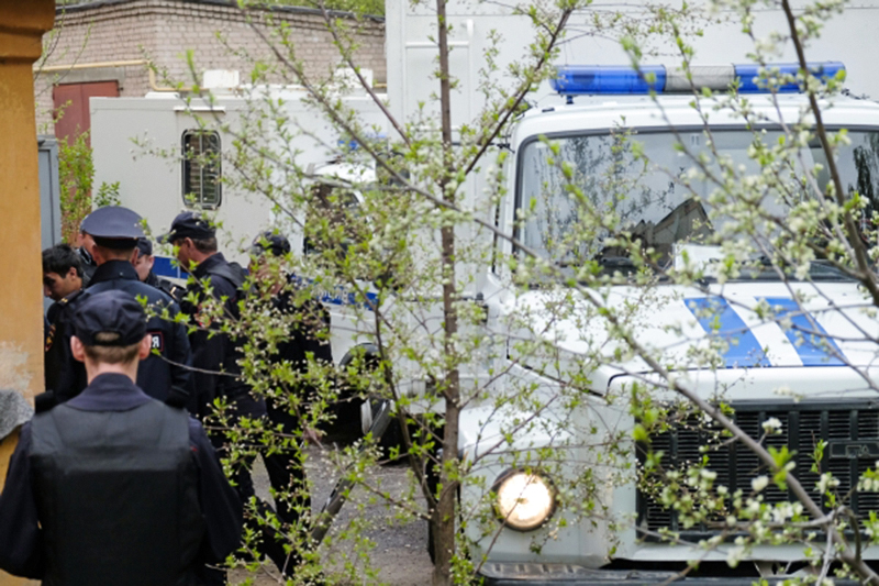 Доставка сотрудниками полиции задержанных по&nbsp;подозрению в&nbsp;совершении убийства Андрея Гошта и&nbsp;его семьи в&nbsp;Сызранский районный суд Самарской области, 2 мая 2016 года