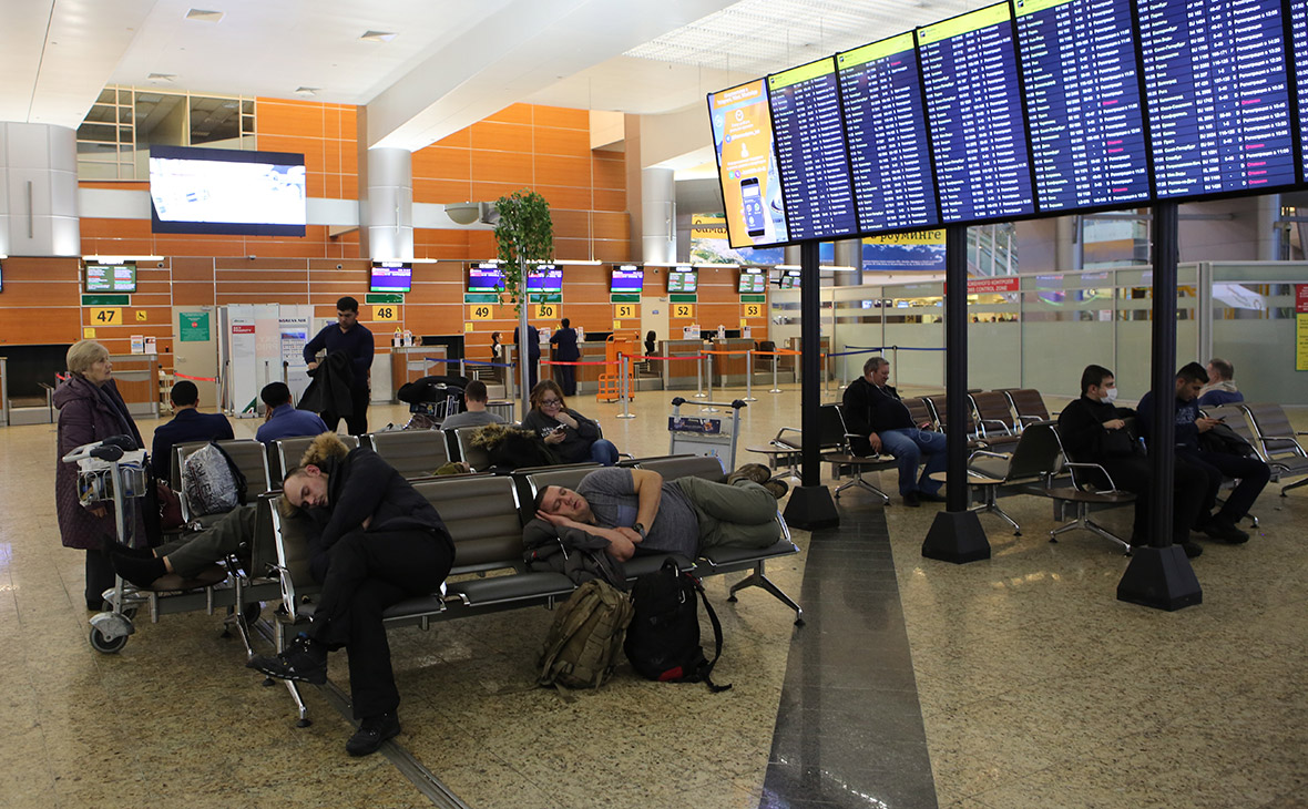 Пассажиры в аэропорту Шереметьево
