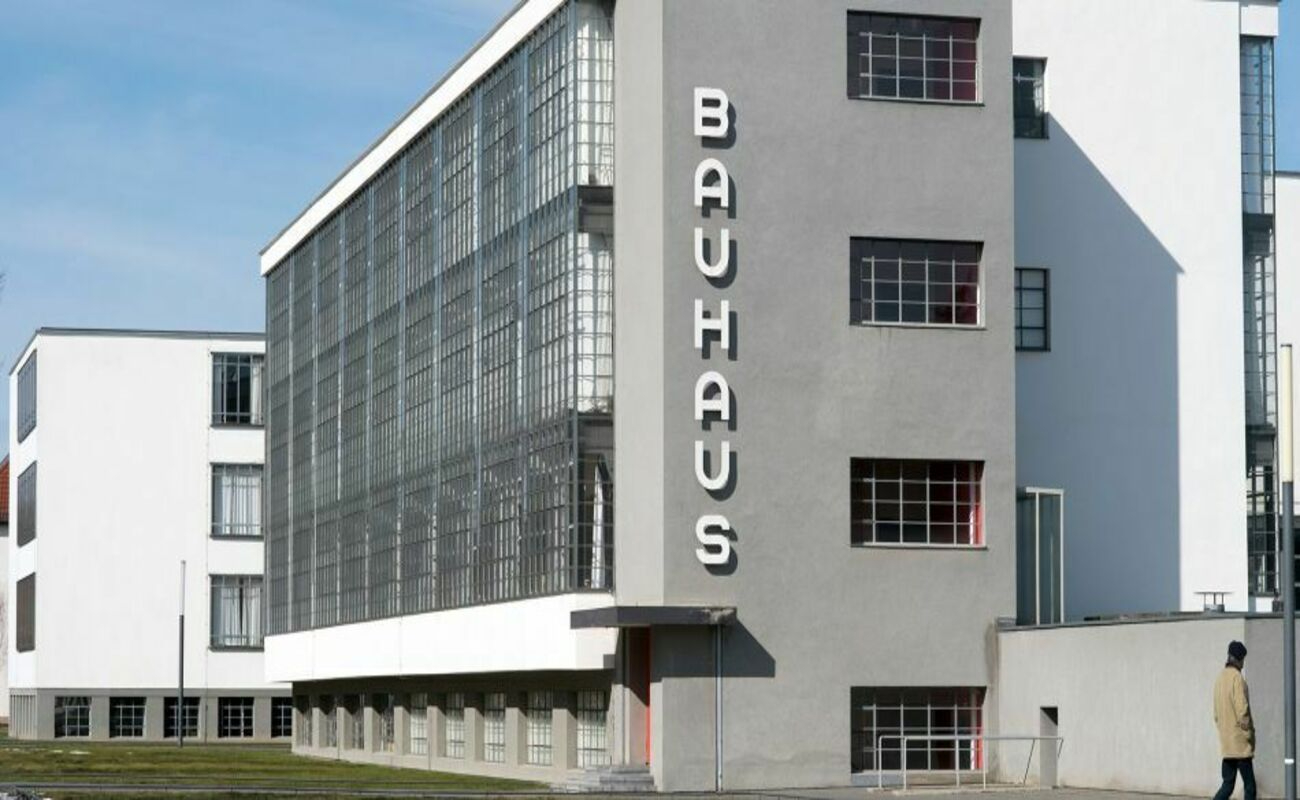 Здание школы Баухаус&nbsp;в Дессау было построено Вальтером Гропиусом в 1927 году