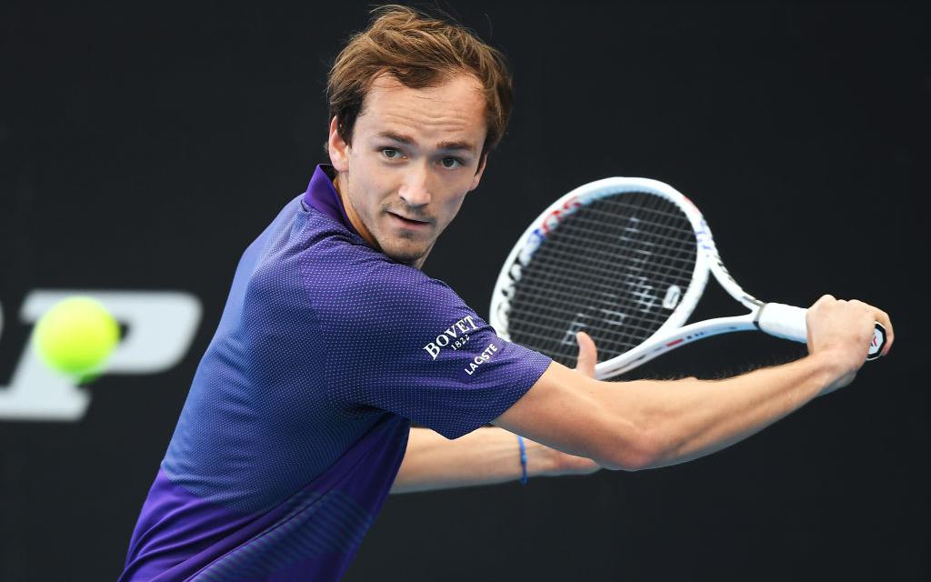 Медведев победил Хачанова и вышел в полуфинал турнира в Австралии
