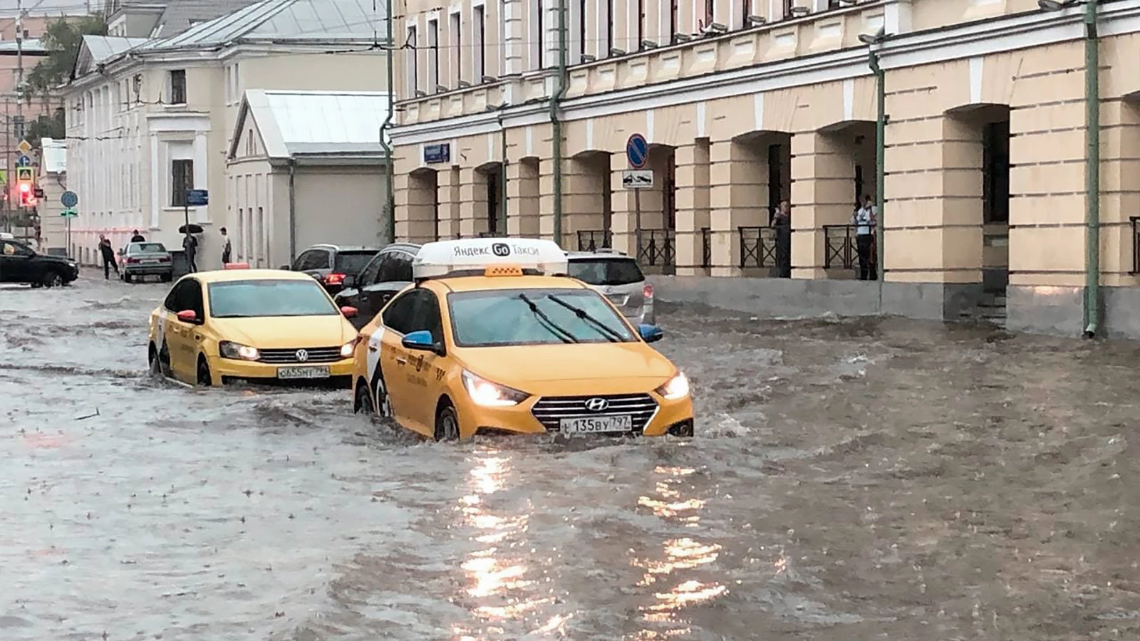 В Москве после сильного дождя затопило улицы и проезжие части