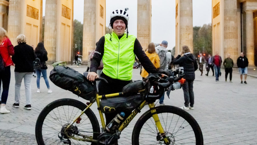 Дженни Грэм в Берлине после того, как совершила кругосветное путешествие на велосипеде.