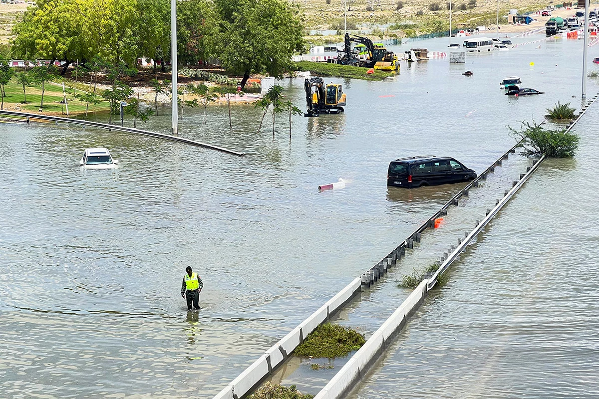 <p>Брошенные автомобили на затопленных улицах Дубая</p>