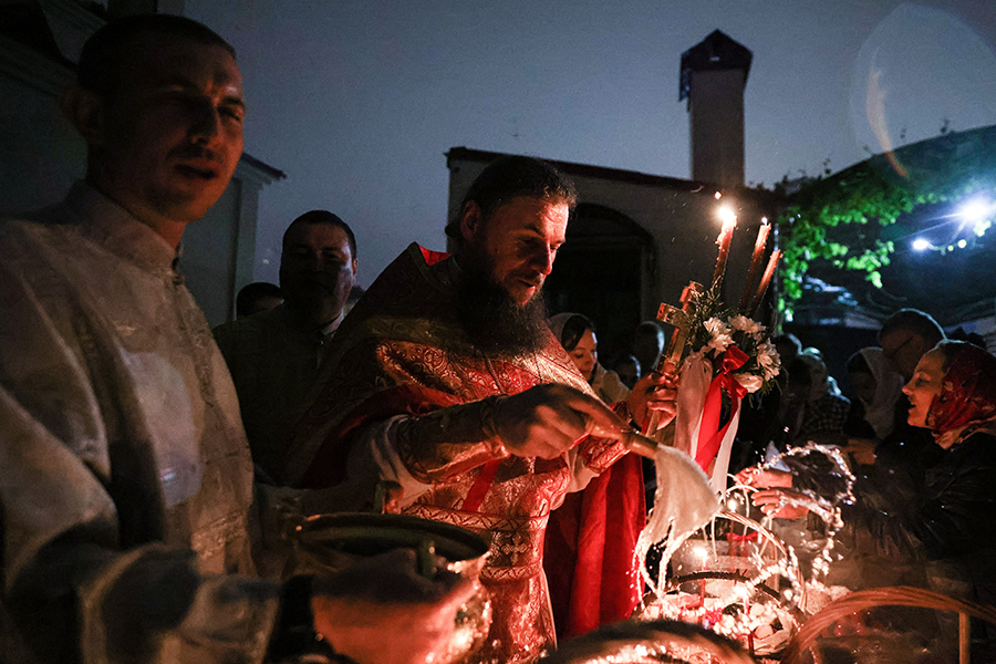 Отец Амвросий освятил пасхальные куличи и яйца накануне празднования православной Пасхи у храма Михаила Архангела в Грозном.