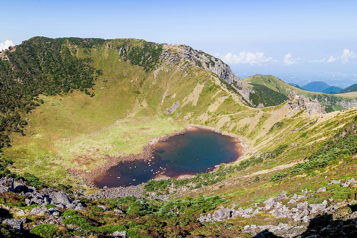 <p>Кратер и озеро на вершине Халласана, самой высокой горы Южной Кореи, остров Чеджу</p>