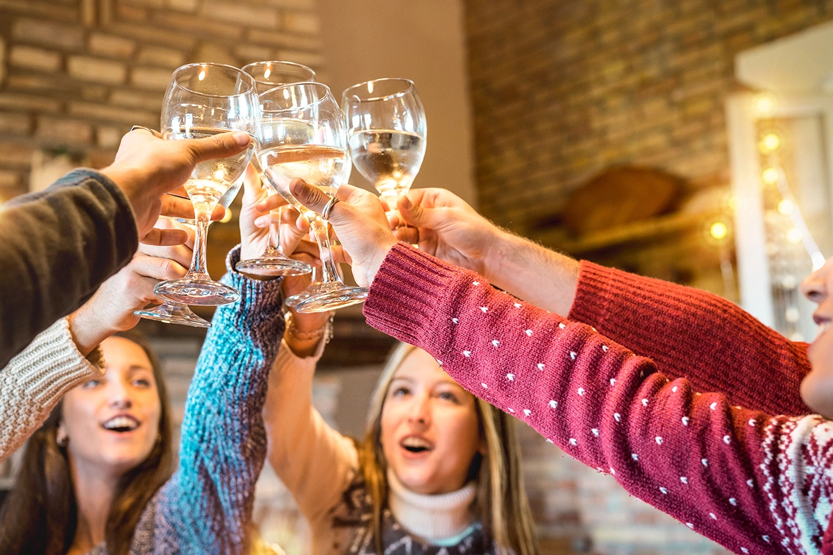 Поднимем бокалы за счастье, которое найдет дорогу к каждому дому, и удачу, которая придет туда, где ее ждут и ценят