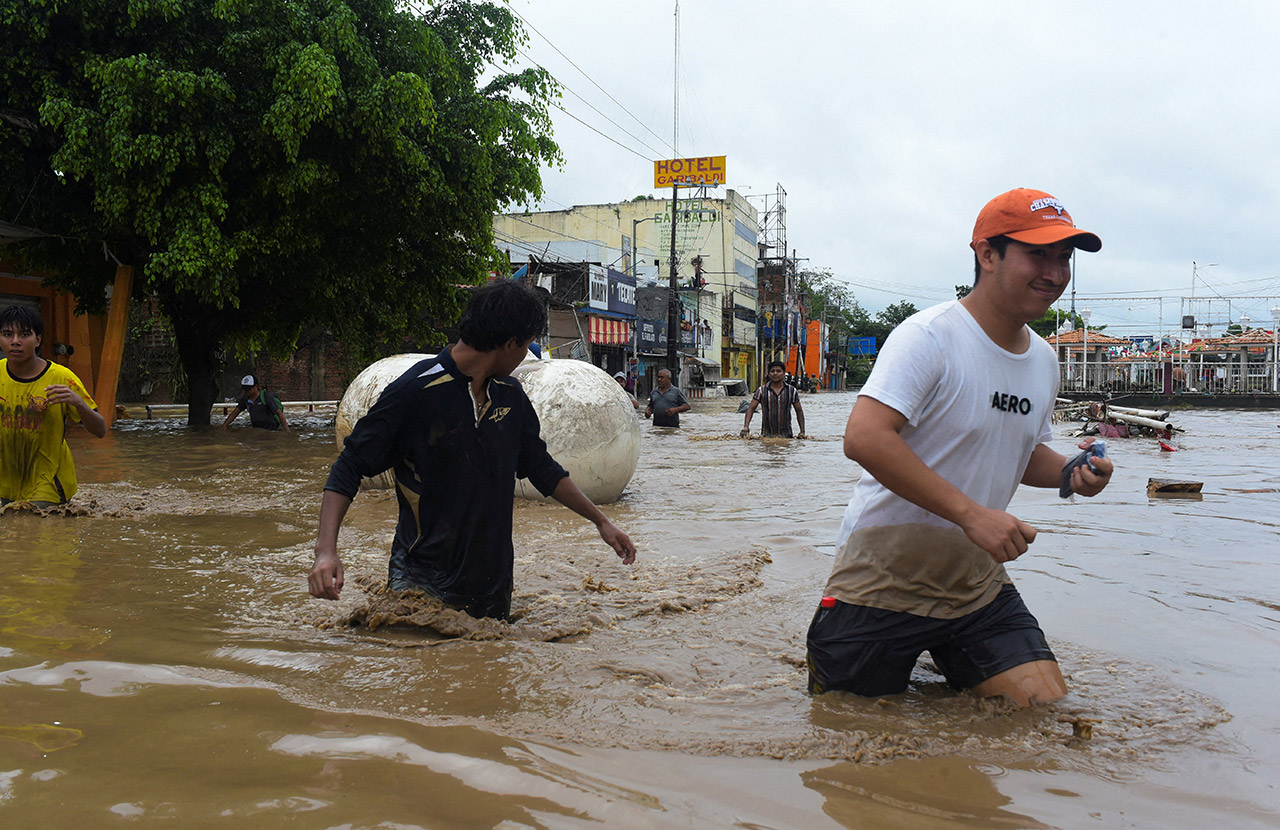 Смертоносные ливни связаны&nbsp;с двумя тропическими циклонами&nbsp;&mdash; ураганом &laquo;Присцилла&raquo; и штормом &laquo;Рэймонд&raquo;, которые сформировались в Мексиканском заливе&nbsp;и уже рассеялись.