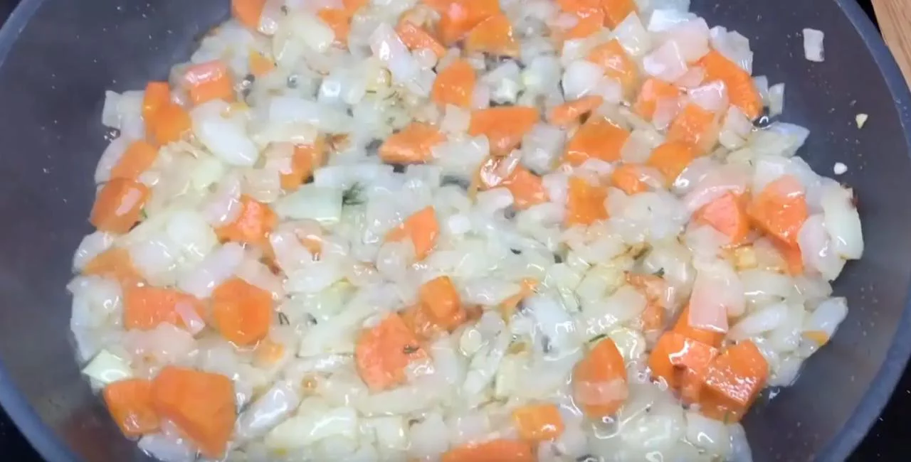 Обжарьте лук и морковь