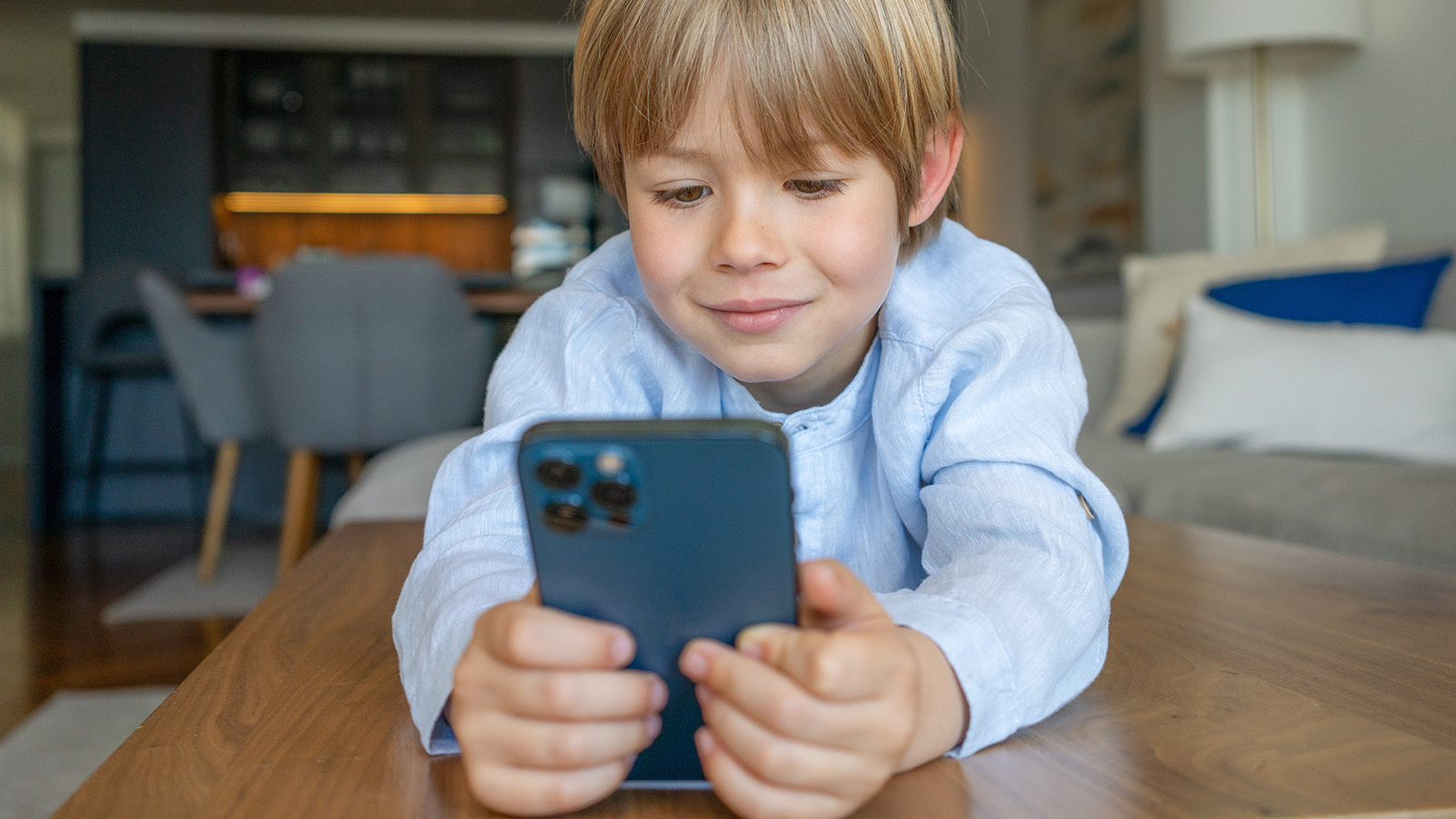 Министр просвещения сообщил об обсуждении запрета смартфонов для детей