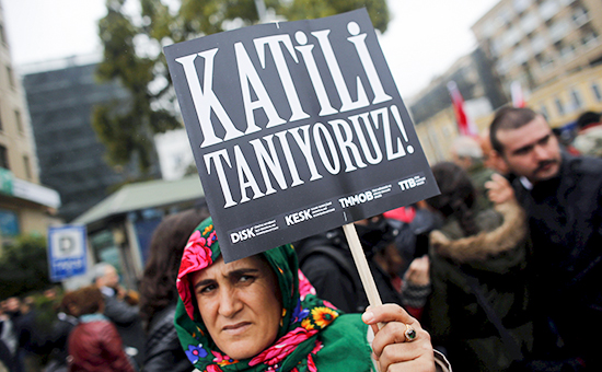 Митингующий держит плакат с&nbsp;надписью &laquo;Мы знаем убийцу!&raquo; во&nbsp;время демонстрации в&nbsp;знак протеста против&nbsp;теракта в&nbsp;Анкаре, прошедшей в&nbsp;Стамбуле