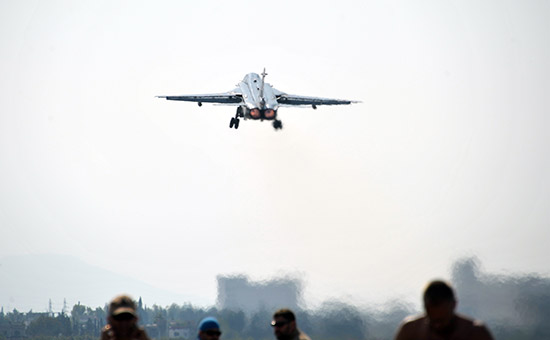 Бомбардировщик Су-24 Воздушно-космических сил РФ взлетает с&nbsp;авиабазы Хмеймим, 21 октября 2015 года