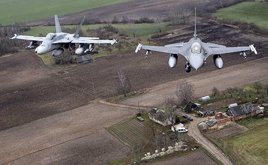 Истребители F-16 ВВС НАТО в небе над Балтией. Фото 2014 года


