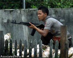 На Борнео солдаты стреляют в полицейских