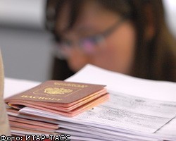 Жители Латвии встают в очередь за российскими паспортами