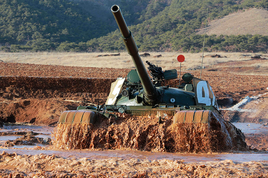 По данным организации The Military Balance, в&nbsp;2016 году у Северной Кореи могло быть почти&nbsp;2,5&nbsp;тыс. танков. В основном армия оснащена старым вооружением 1960&ndash;1970-х годов, которое поставлялось из&nbsp;СССР. Основные боевые танки в&nbsp;армии КНДР&nbsp;&mdash;&nbsp;более&nbsp;3,5&nbsp;тыс. советских T-34, T-54 и&nbsp;его китайской модификации &laquo;Тип-59&raquo;, T-55, T-62 и&nbsp;его северокорейских модификаций &laquo;Чхонмахо&raquo; (на фото), &laquo;Чонма&raquo; и&nbsp;&laquo;Покпхунхо&raquo;.