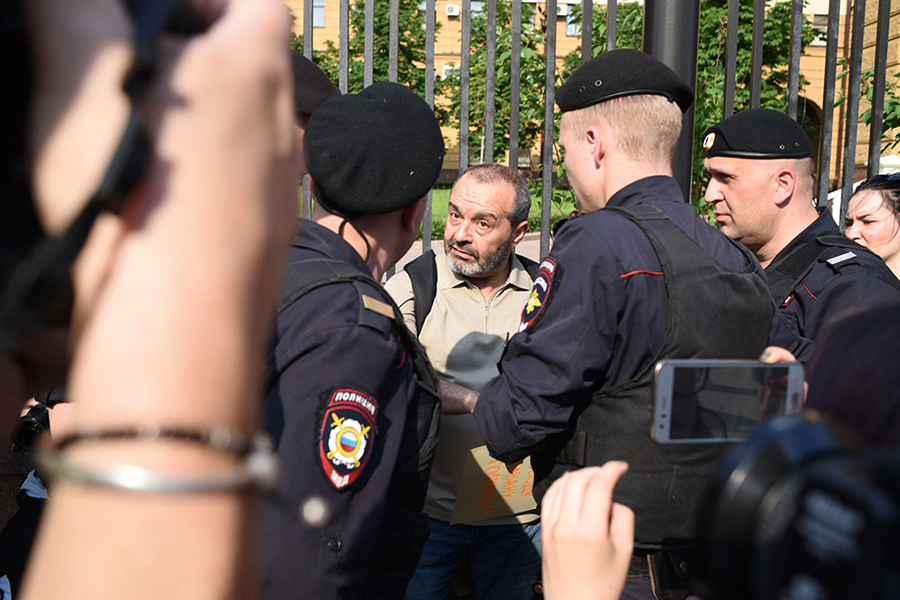 Писатель Виктор Шендерович. Был задержан полицией и позднее отпущен без составления протокола