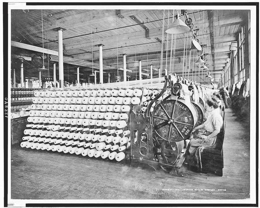 Женщины, работающие на станках Американской шерстяной компании, Бостон, 1912 год