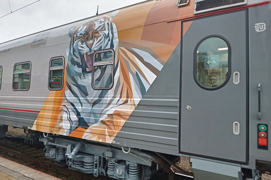 Граффити на вагоне поезда &laquo;Россия&raquo;, следующего по маршруту Москва&nbsp;&mdash; Владивосток
