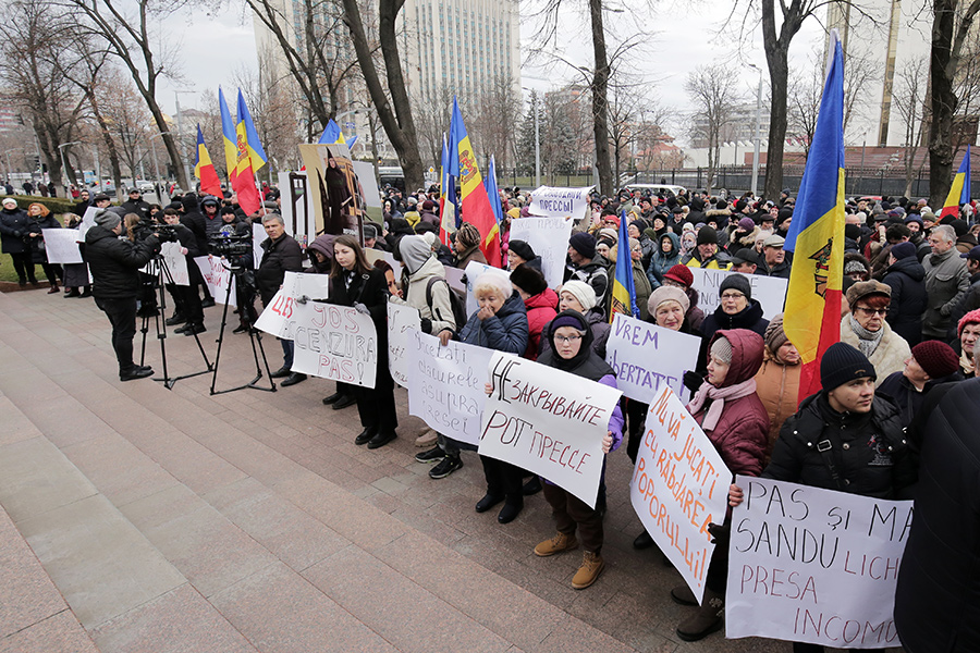 Участники акции протеста работников телеканалов в Кишиневе