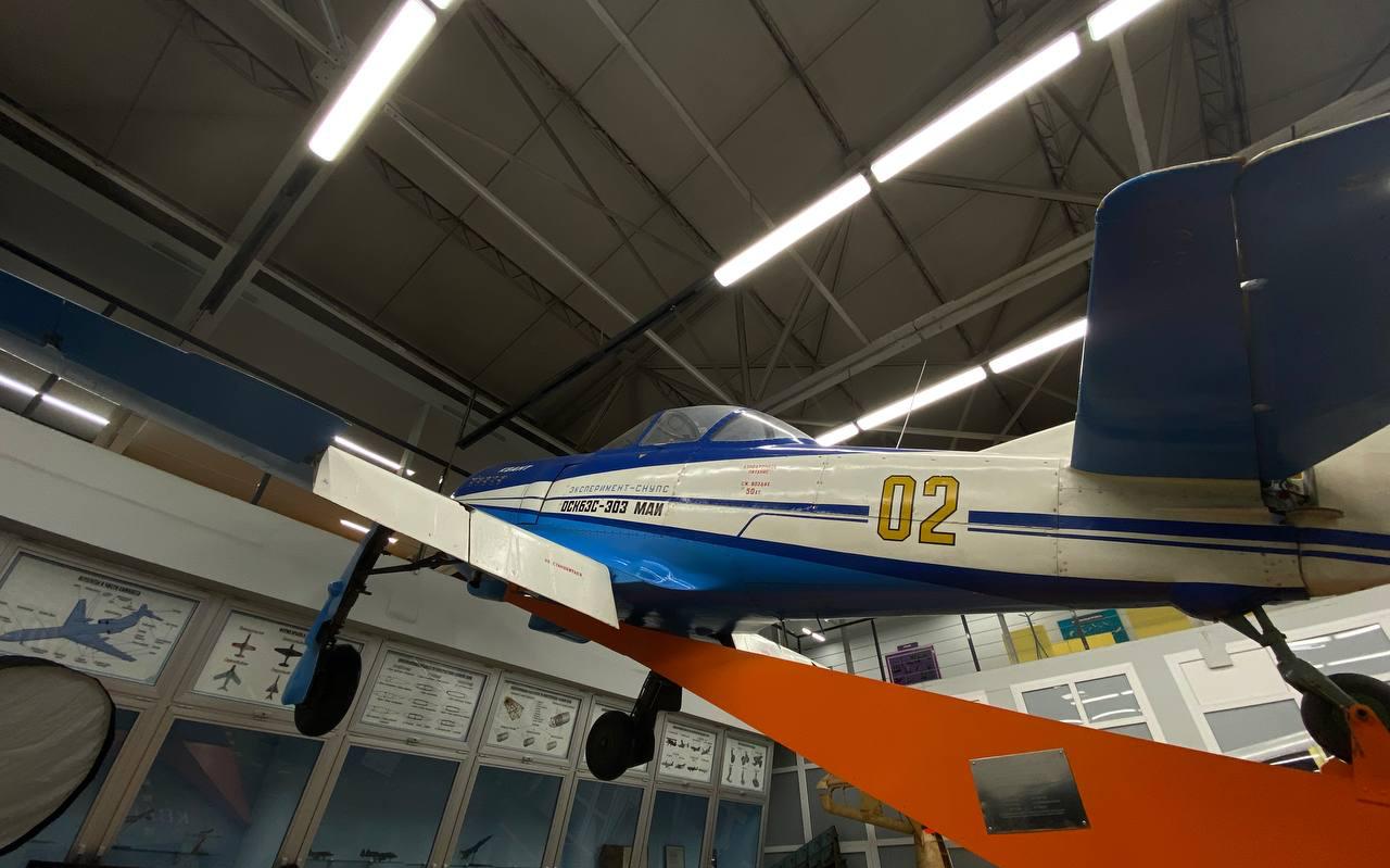 Легкий спортивно-пилотажный самолет &laquo;Квант&raquo; в авиационном ангаре в МАИ